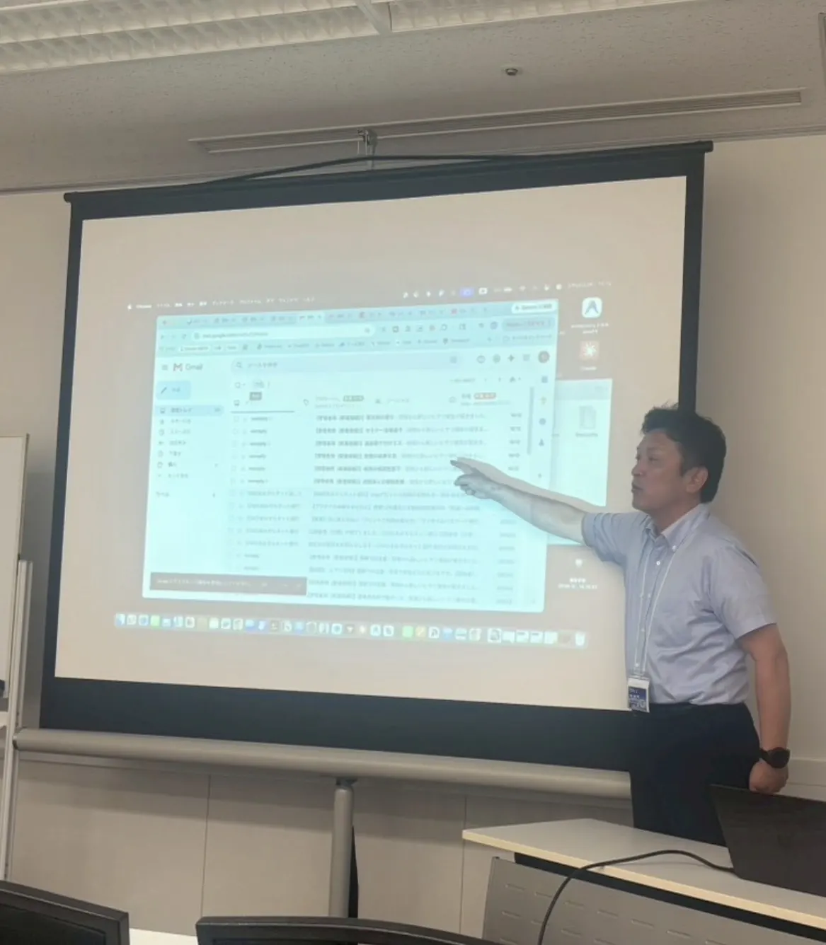 企業向け講座で登壇する様子