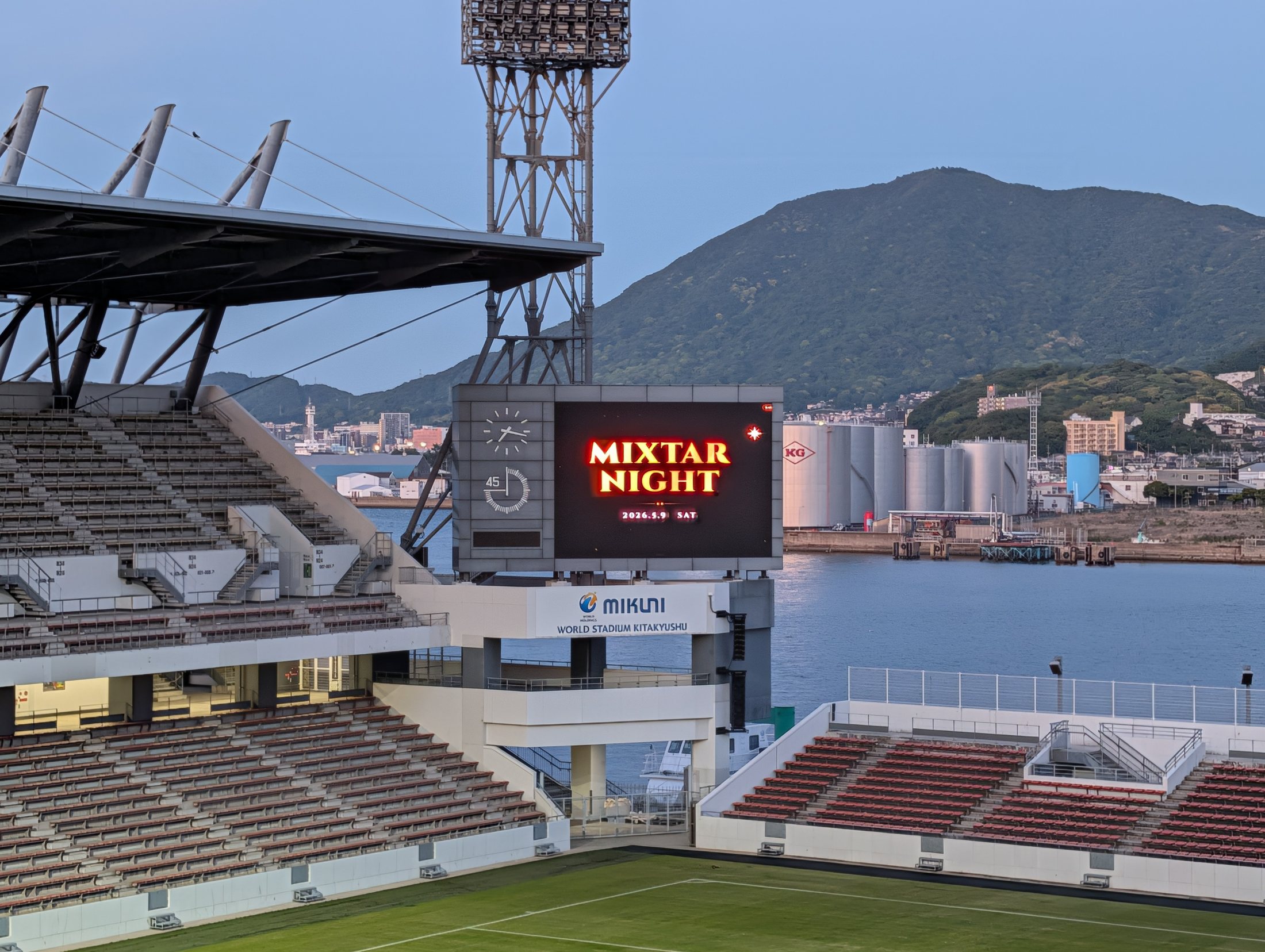 ミクニワールドスタジアム北九州の大型ビジョンに「MIXTAR NIGHT 2026.5.9 SAT」が表示されている