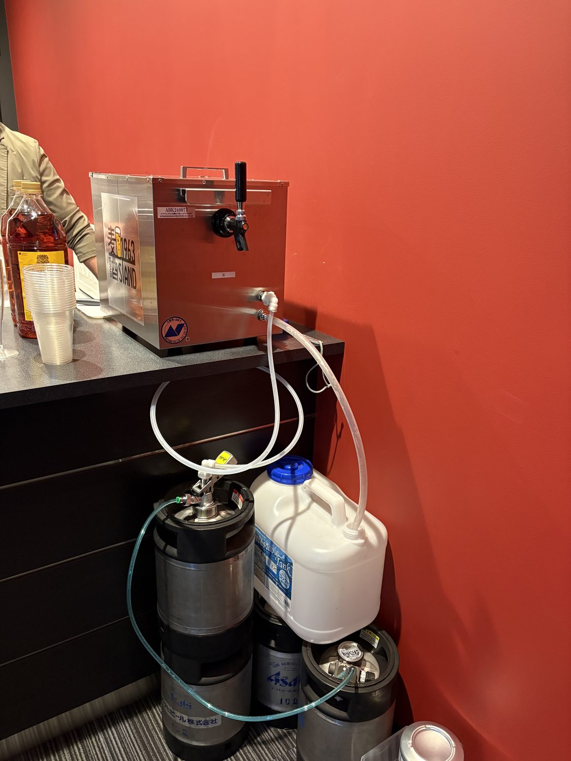 赤い壁の前に置かれた生ビールサーバー