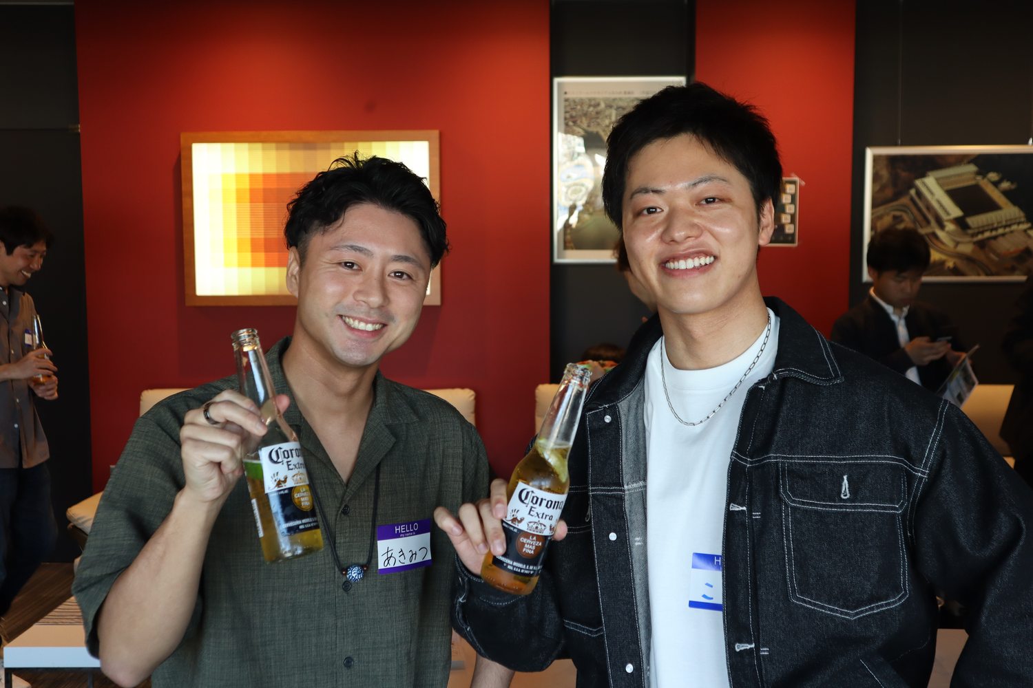 ビール瓶を掲げる参加者2人