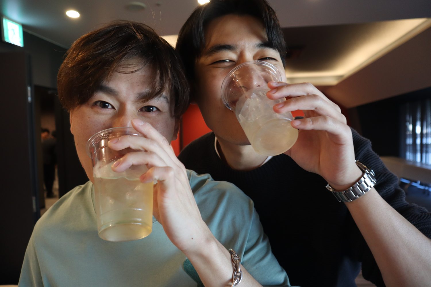ハイボールで乾杯する2人