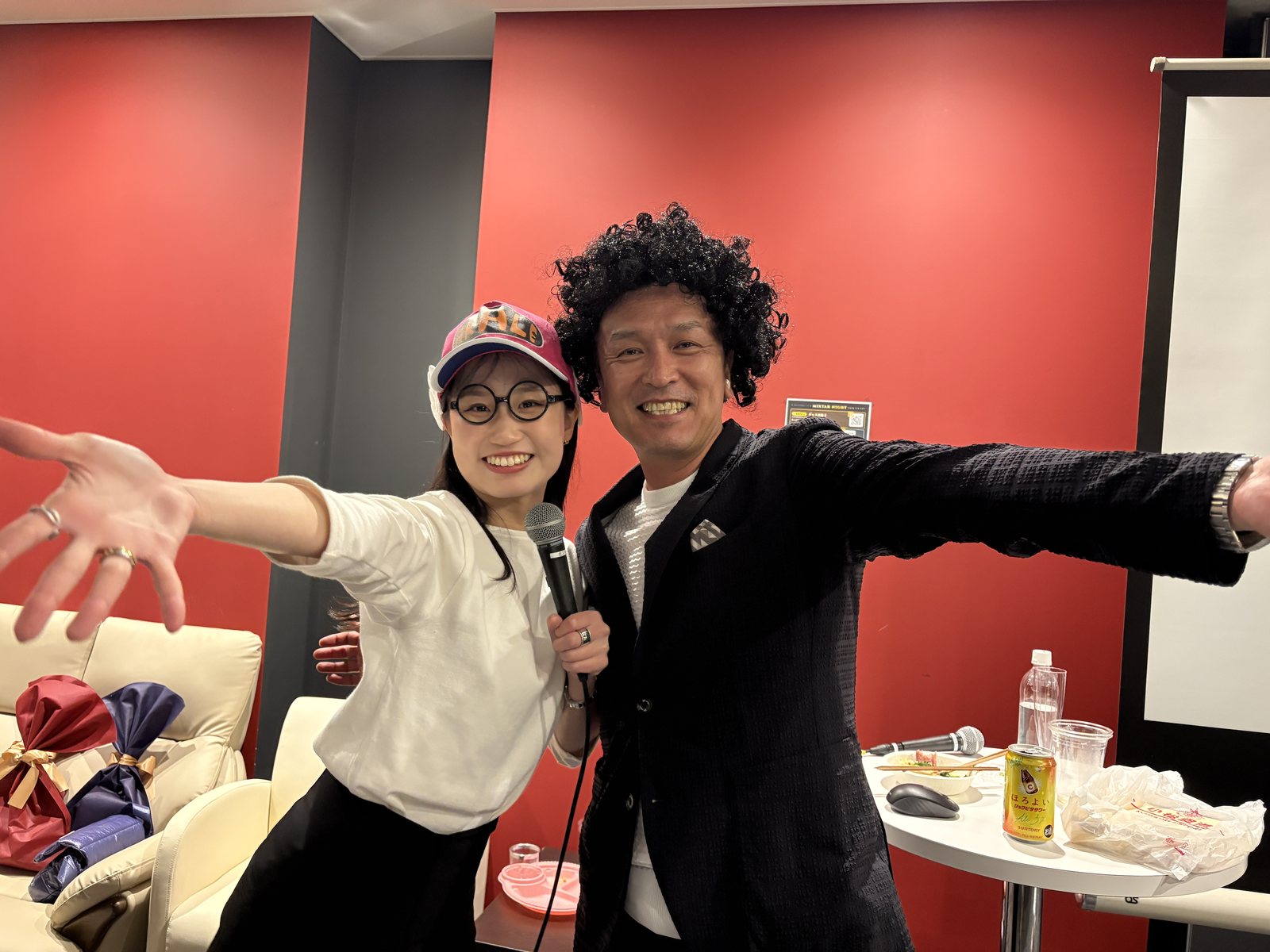 主催の清水と司会の後輩Hちゃんが両手を広げて笑っている