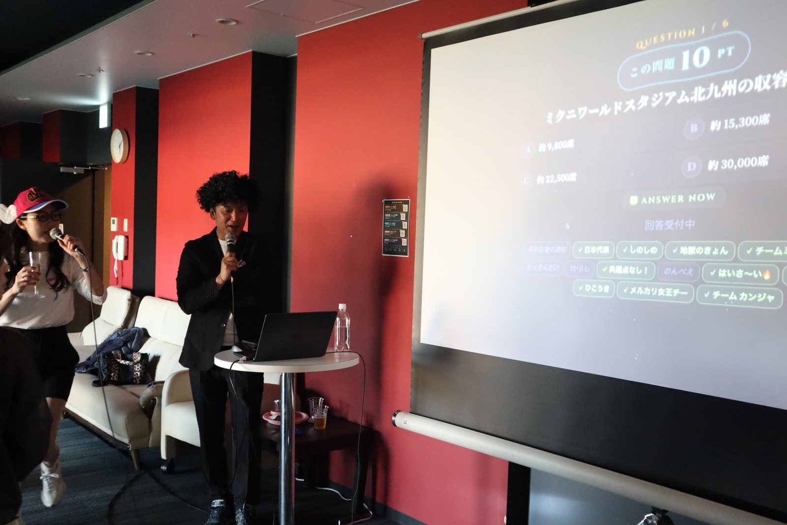 クイズを投影しながら進行している会場の様子