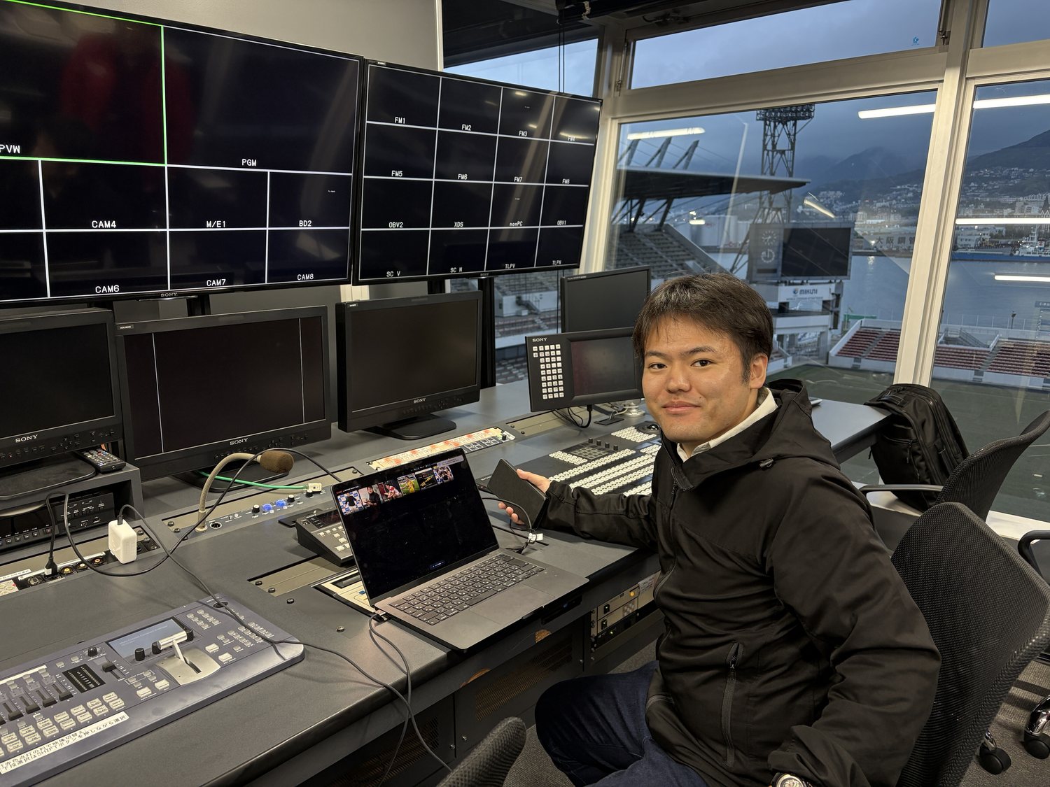 スタジアムの操作室を下見している