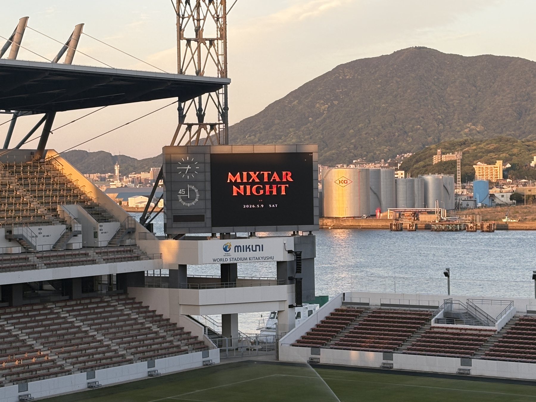夕暮れ、大型ビジョンにMIXTAR NIGHTの文字
